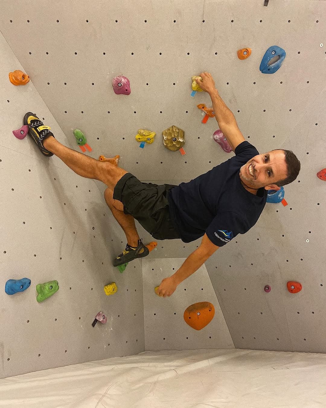 Mojje i sitt rätta element - på väggen!