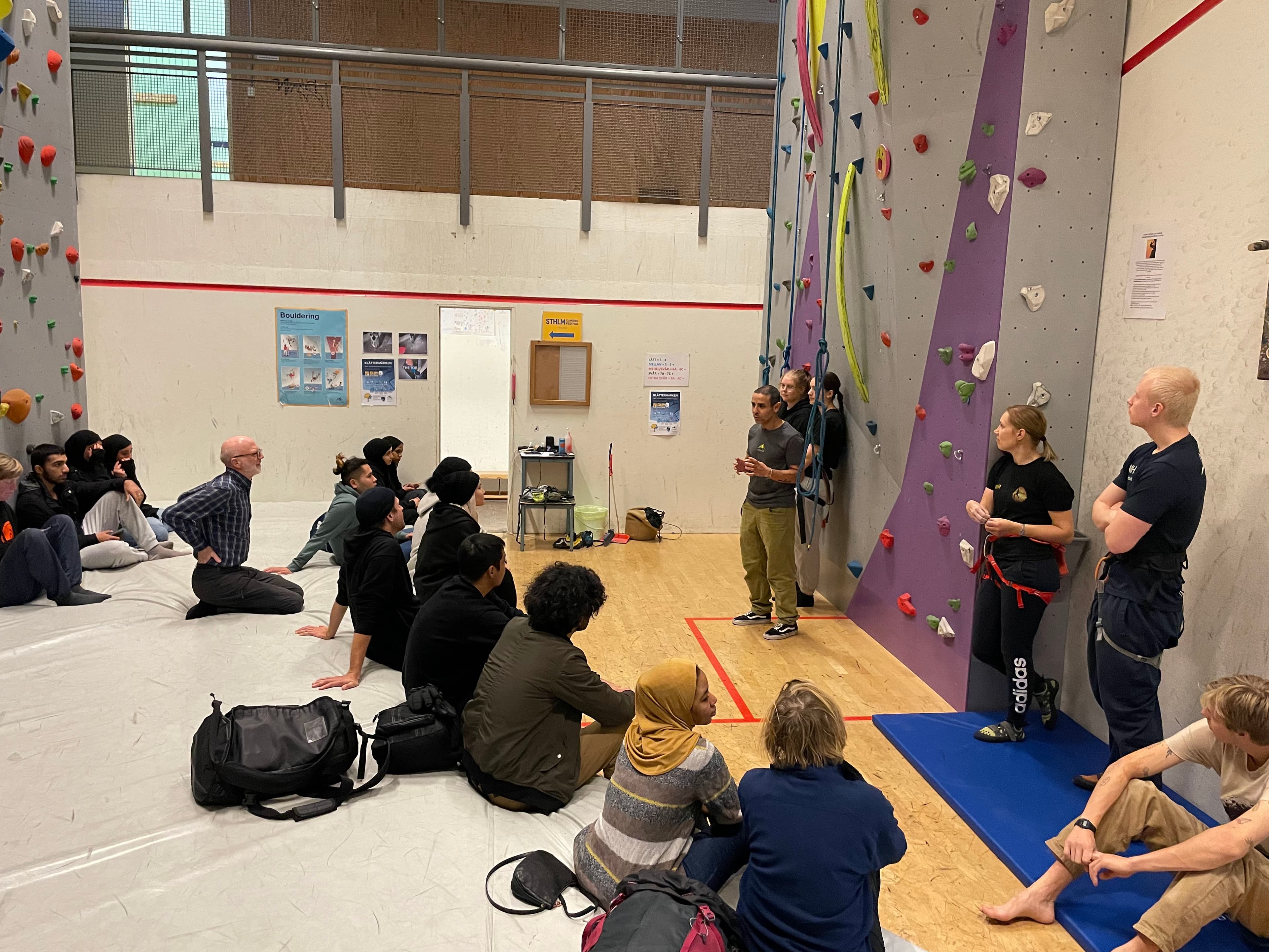 Utbildning som pågår i klätterhallen