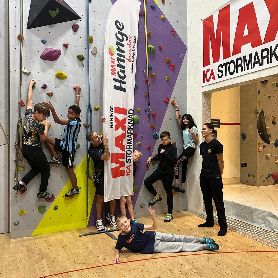 Barn som klättrar i klätterskolan