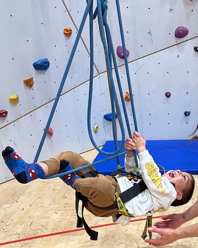 Barn som klättrar i klätterhallen under ett kalas